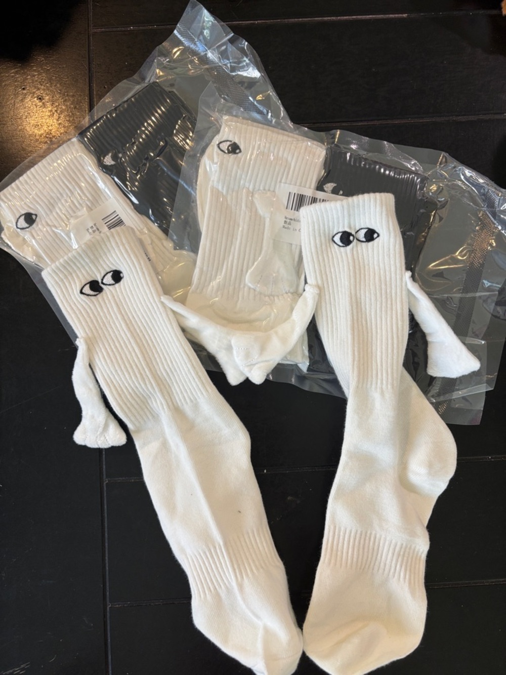 NEW 5 Pair Magnet Holding Hands Socks
